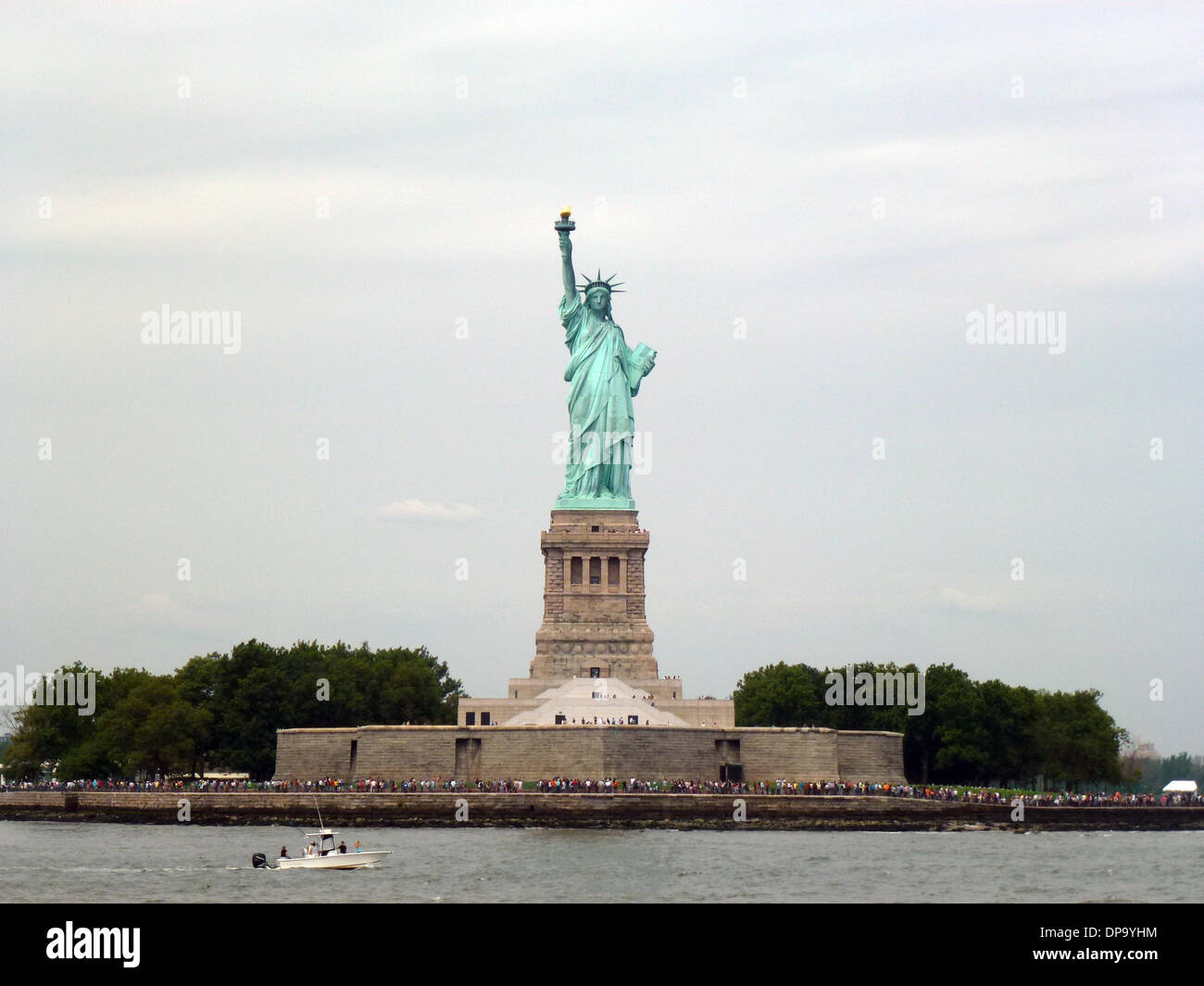 New York, Stati Uniti d'America. Il 22 agosto, 2013. Vista della Statua della Libertà su Liberty Island al Porto di New York, Stati Uniti d'America, 22 agosto 2013. Foto: Alexandra Schuler NESSUN SERVIZIO DI FILO/dpa/Alamy Live News Foto Stock