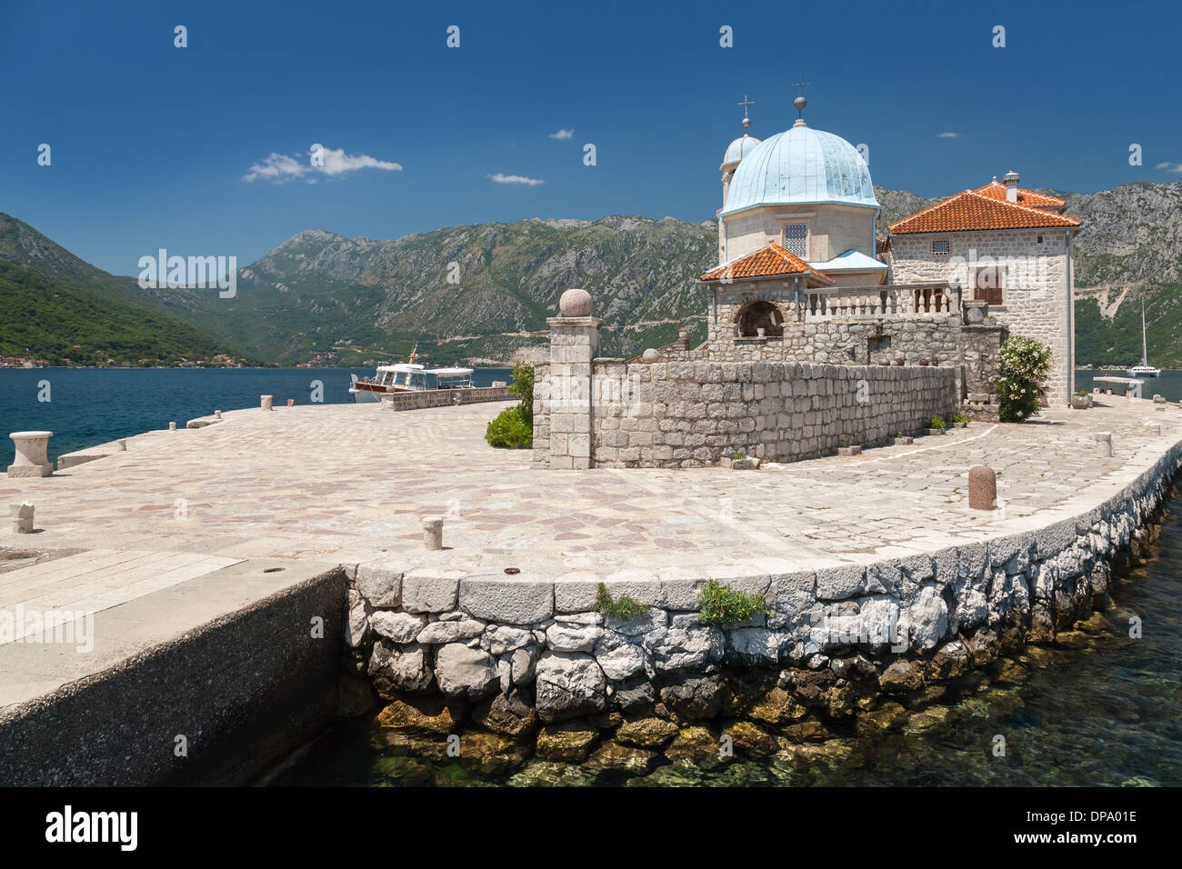 Vecchia chiesa sulla piccola isola nella Baia di Kotor, Montenegro Foto Stock