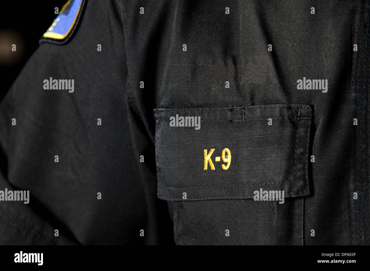 Una chiusura di un K9 officer uniformi della camicia. Foto Stock