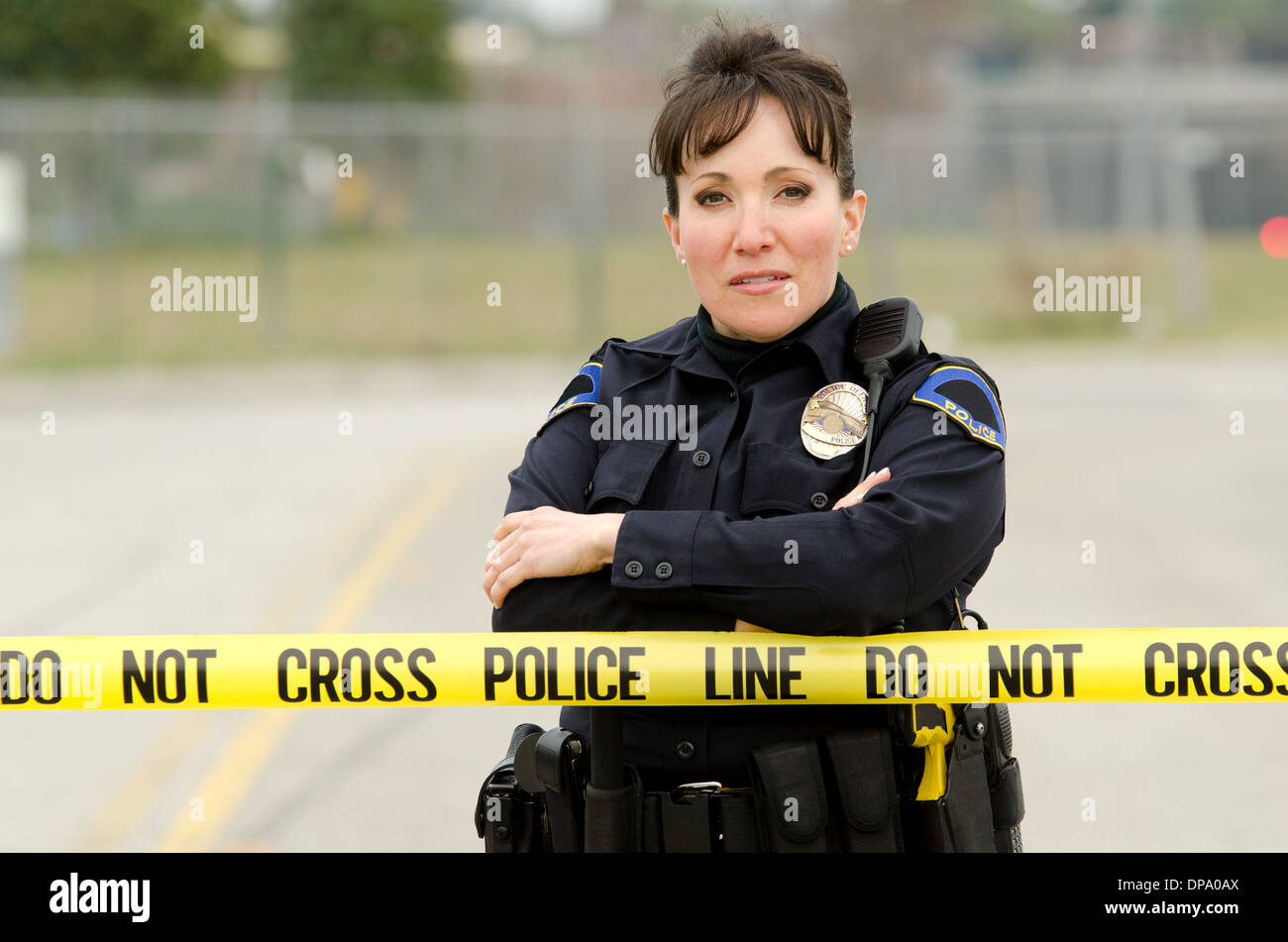 Una femmina ispanica funzionario di polizia in una scena del crimine. Foto Stock
