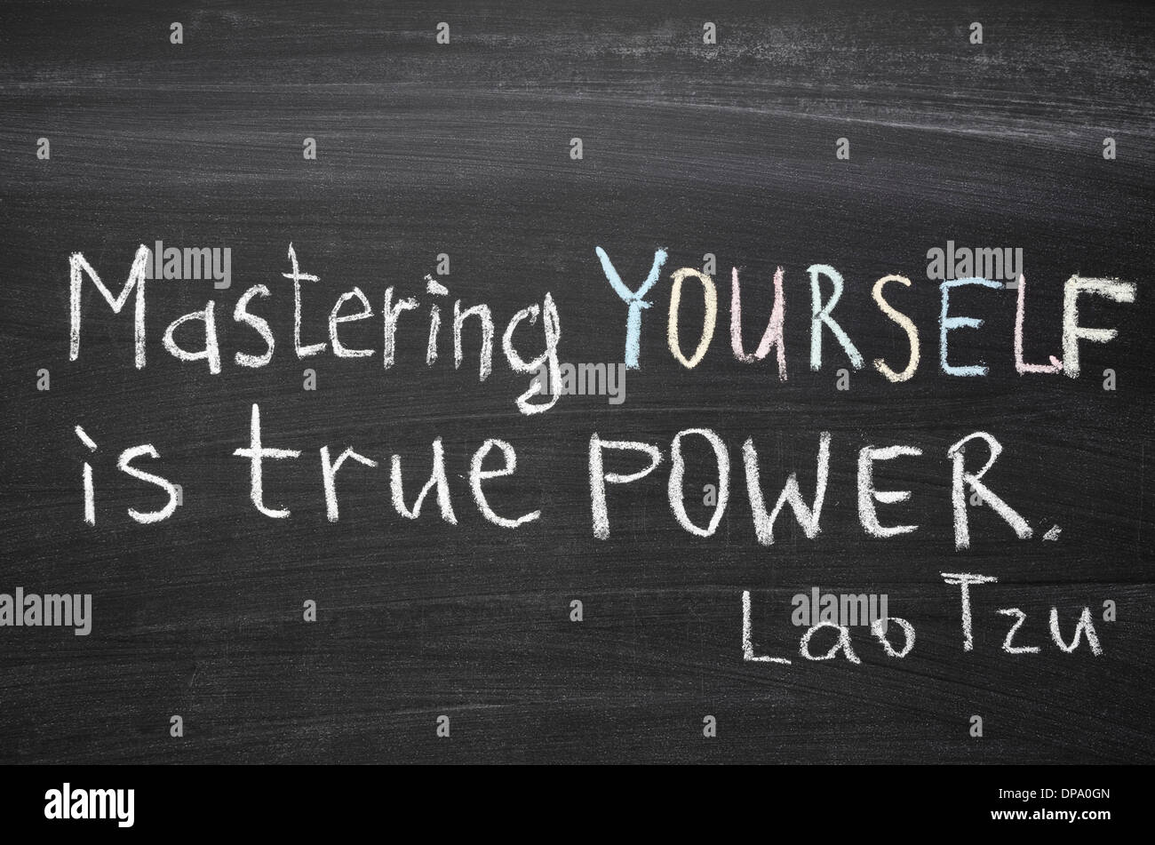 Estratto dal famoso Lao Tzu preventivo 'Mastering altri è forza. La padronanza di se stessi è il vero potere." manoscritta su lavagna Foto Stock