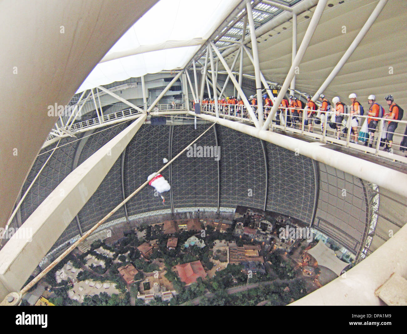 Un ponticello di base scivola attraverso il capannone in un paracadute presso l'isola tropicale cupola in Berlino, Germania. Foto Stock