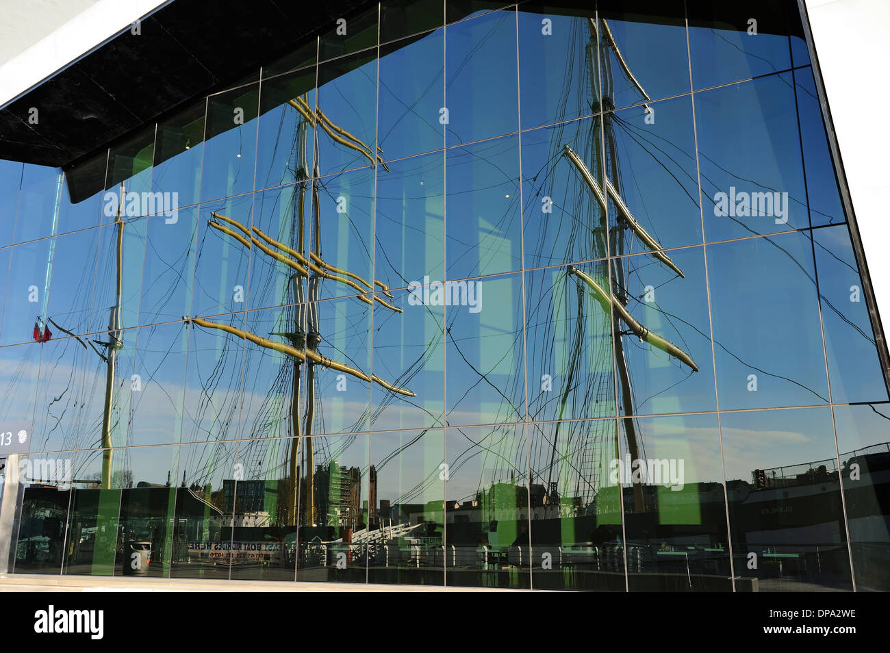 La riflessione di Tall Ship SV Glenlee a new Riverside al Museo dei Trasporti di Glasgow, Scozia Foto Stock