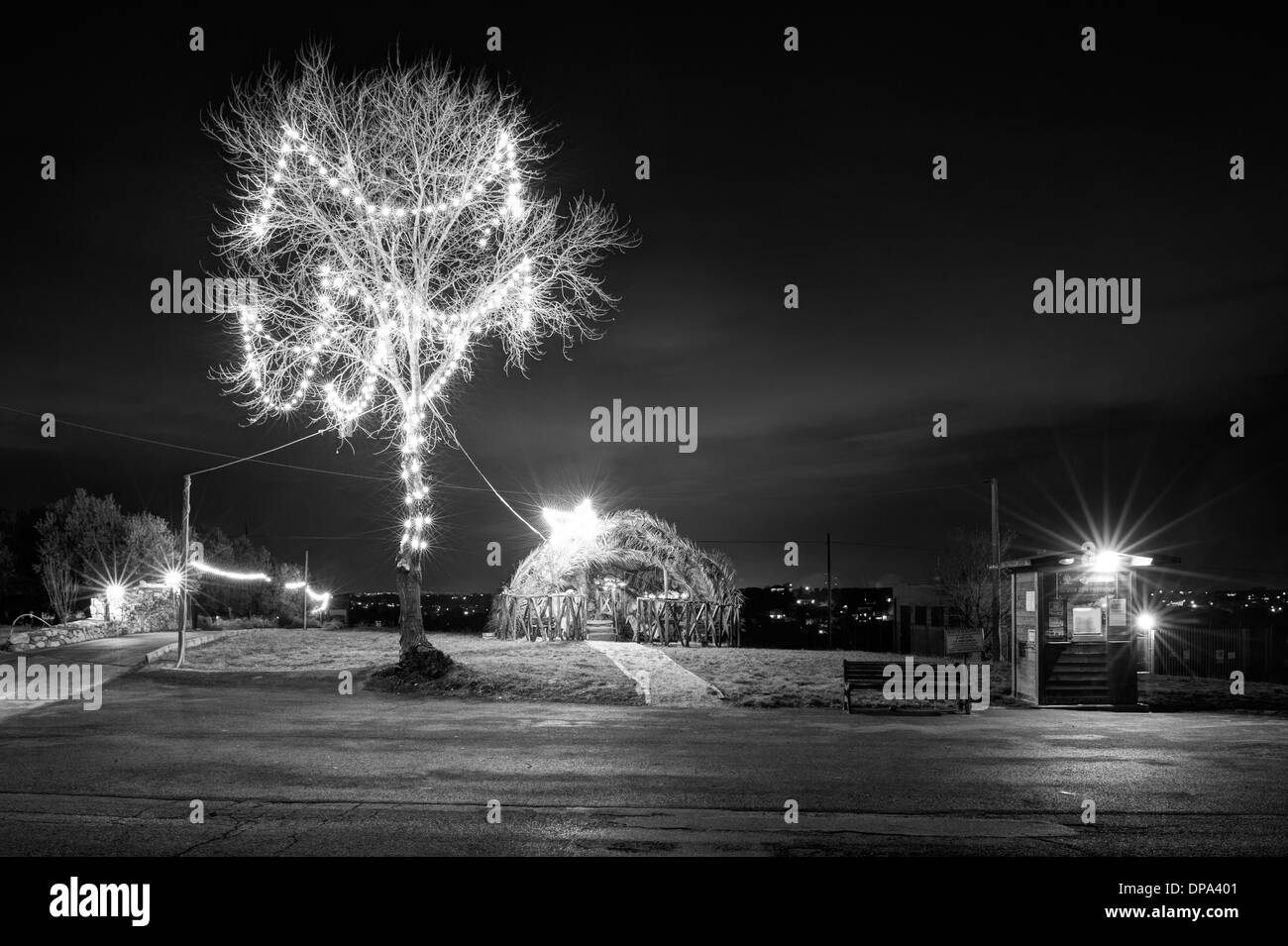 Abruzzo, Italia. Albero di natale e il presepe Foto Stock