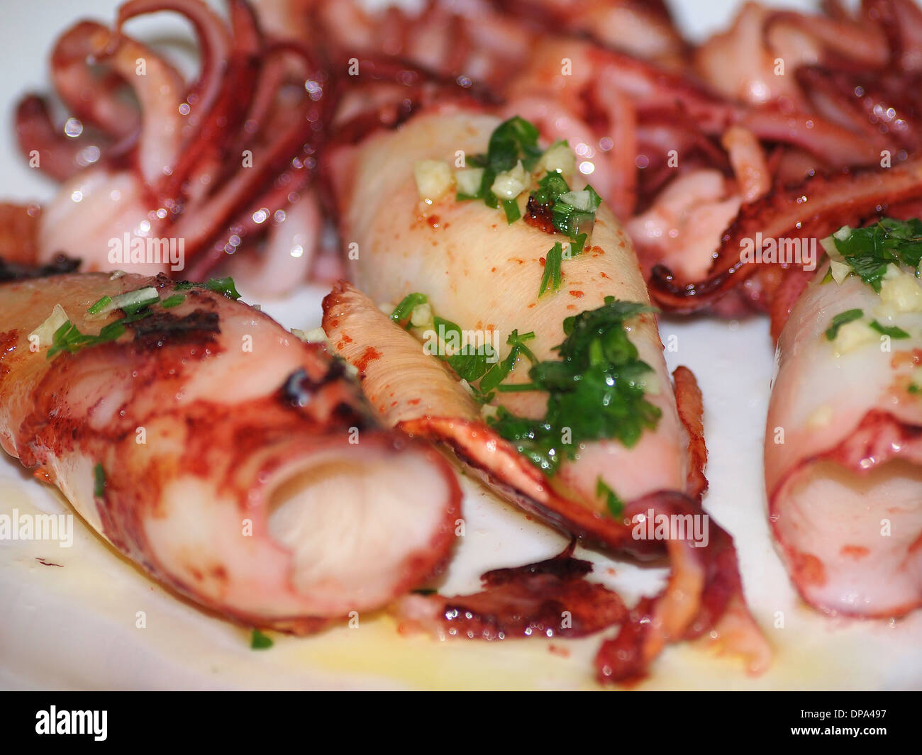 Deliziosi calamari alla griglia con aglio e prezzemolo, Grecia Foto Stock