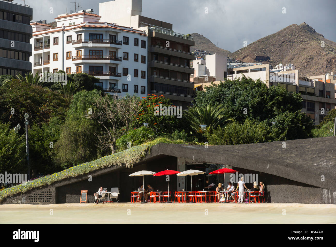 Tenerife, Isole Canarie - Santa Cruz. Grotta di lava in stile caffetteria accanto al (vuoto) il lago nella Plaza de España. Foto Stock