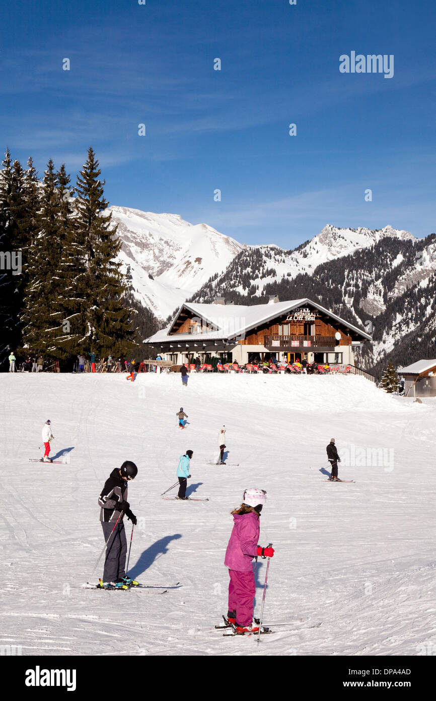 Sciare a Les Portes du Soleil in Cret Beni cafe sulle piste, La Chapelle D'Abondance, Haut Savoie, sulle Alpi francesi, Francia Foto Stock