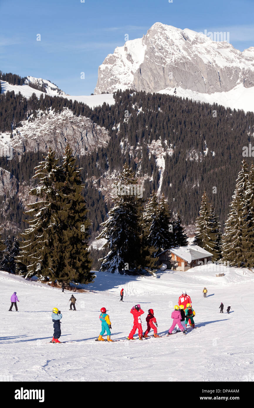 Sciare in Francia, sulle alpi francesi a La Chapelle D'Abondance, Les Portes du Soleil, Francia Europa Foto Stock