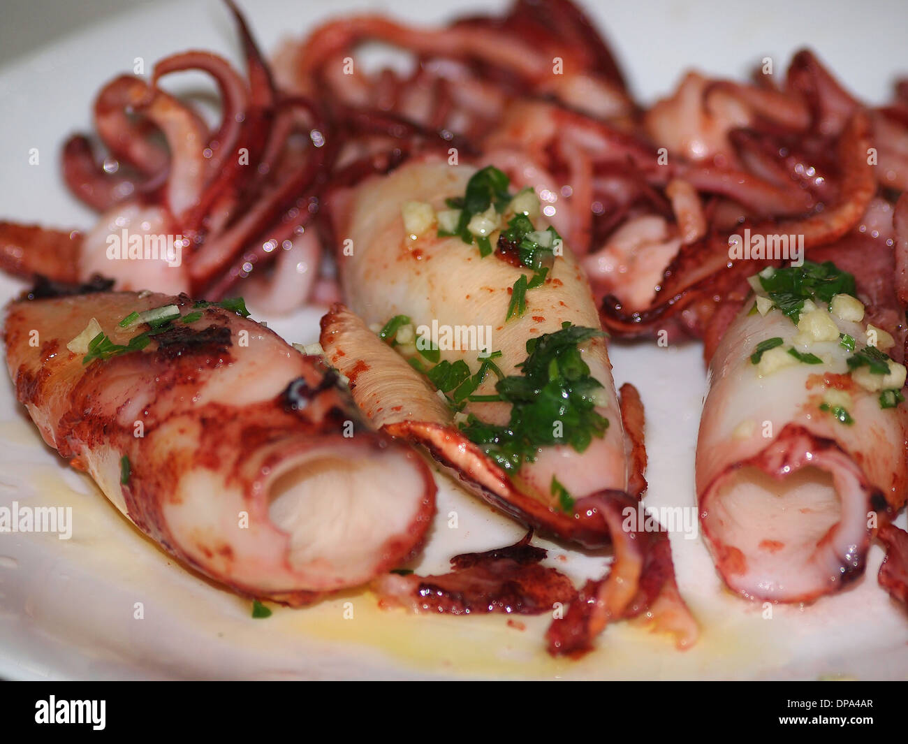 Deliziosi calamari alla griglia con aglio e prezzemolo, Grecia Foto Stock