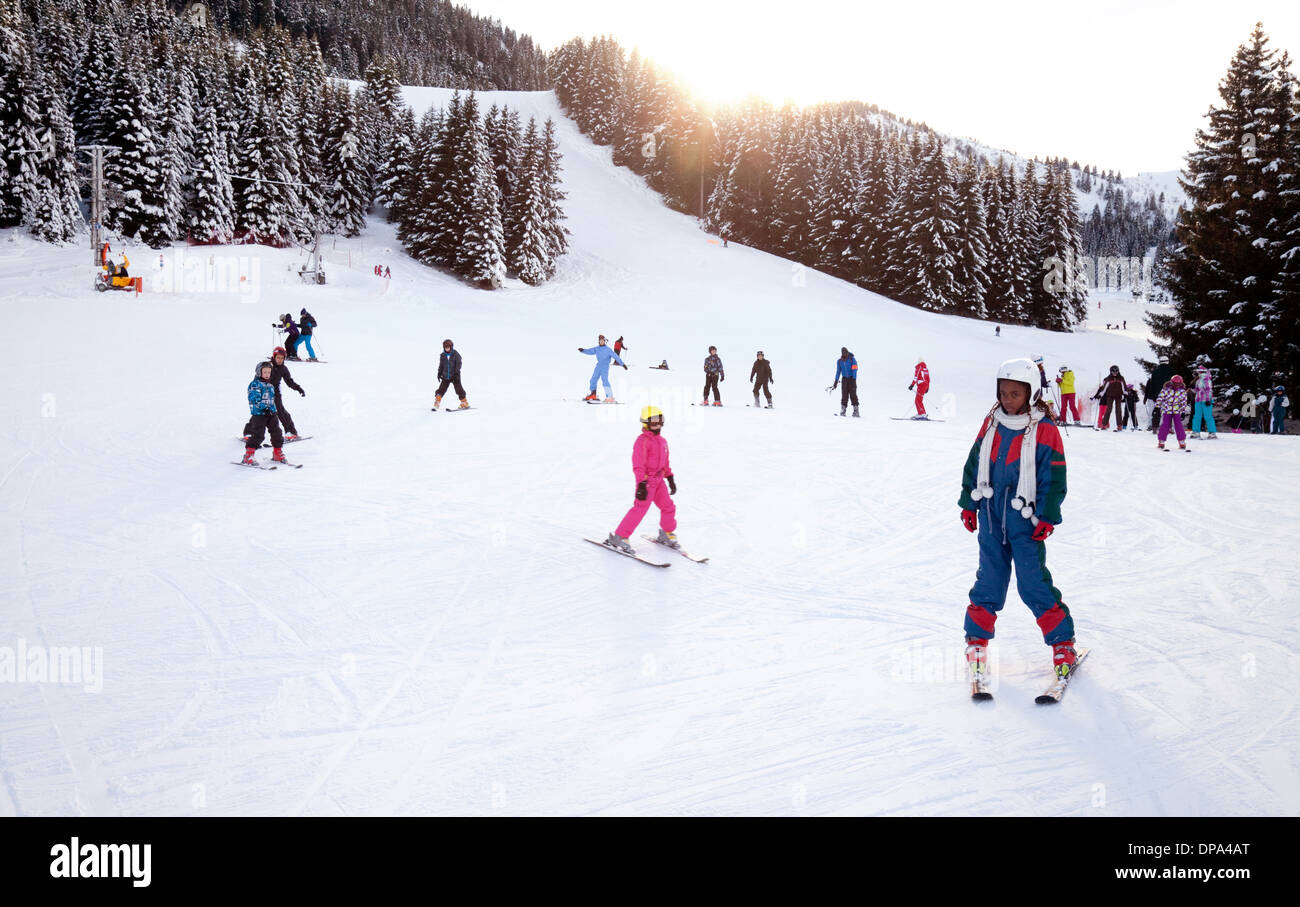 Gli sciatori di sci in Les Portes du Soleil a La Chapelle D'Abondance, sulle Alpi francesi, Francia Europa Foto Stock