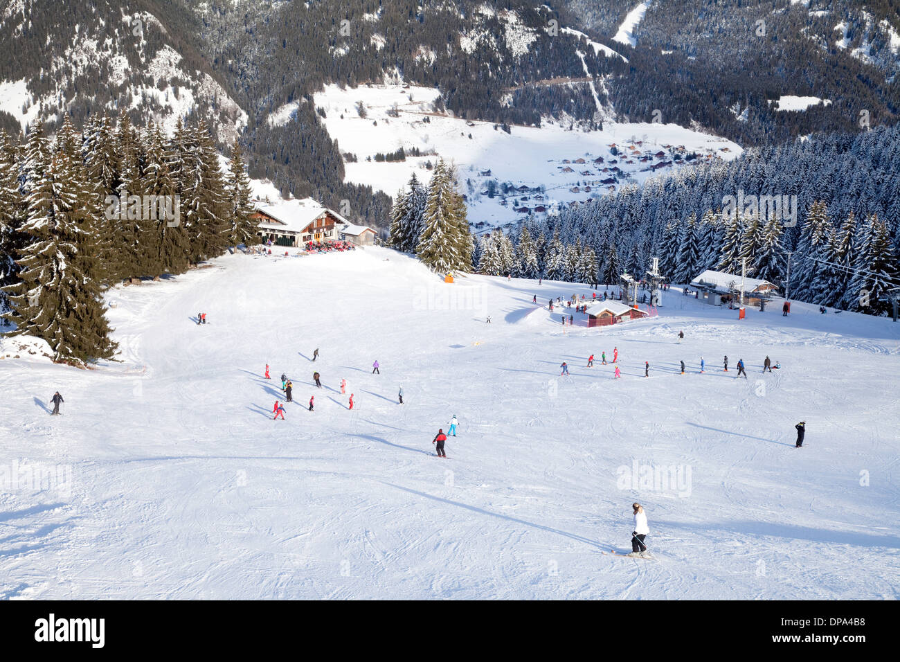 Gli sciatori di sci in Les Portes du Soleil a La Chapelle D'Abondance, sulle Alpi francesi, Francia Europa Foto Stock