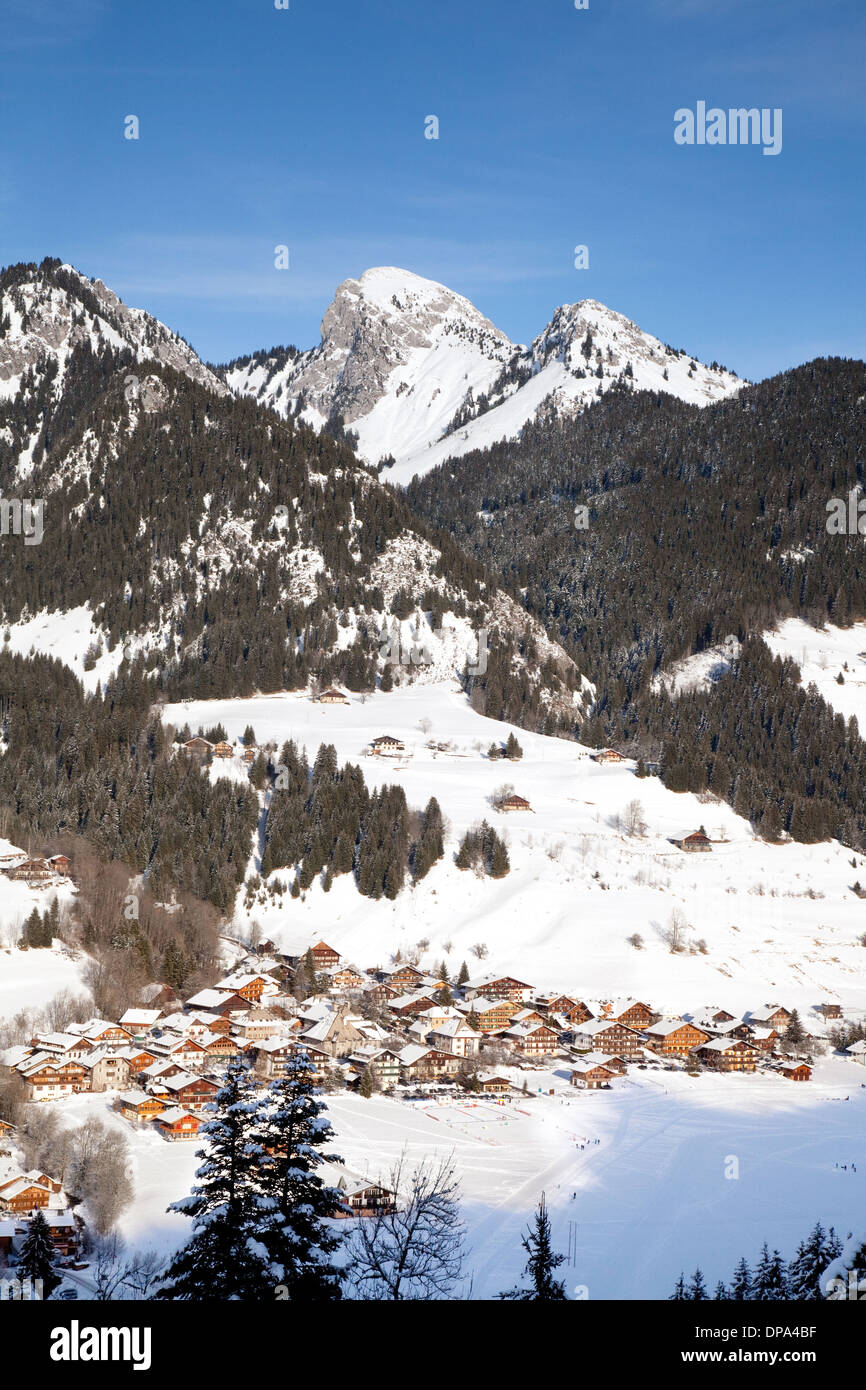 Il francese villaggio di sci di La Chapelle D'Abondance, Haute Savoie, Les Portes du Soleil, sulle Alpi francesi, Francia Europa Foto Stock