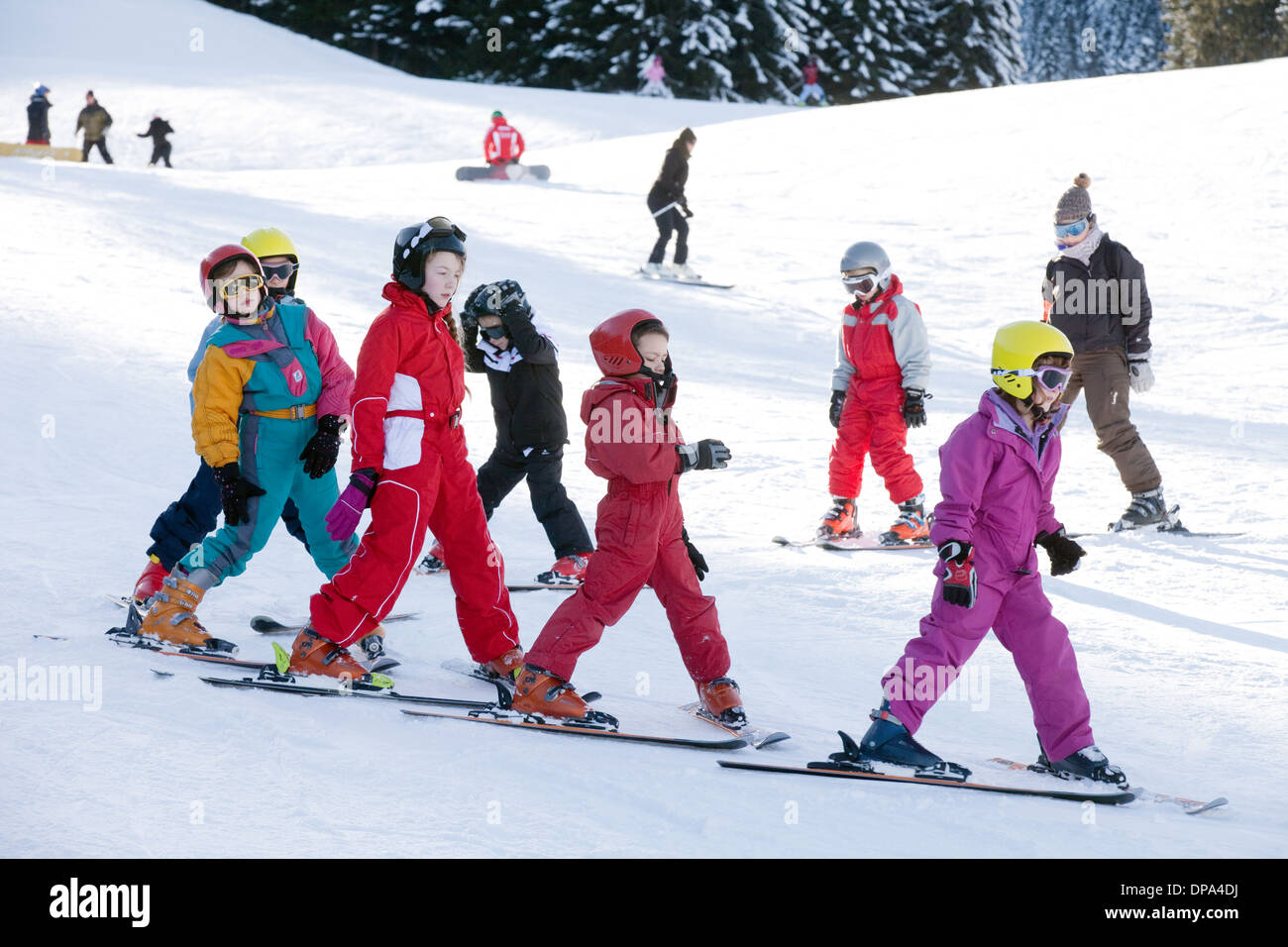 I bambini lo sci, La Chapelle D'Abondance, les Portes du Soleil, sulle Alpi francesi, Francia Europa Foto Stock