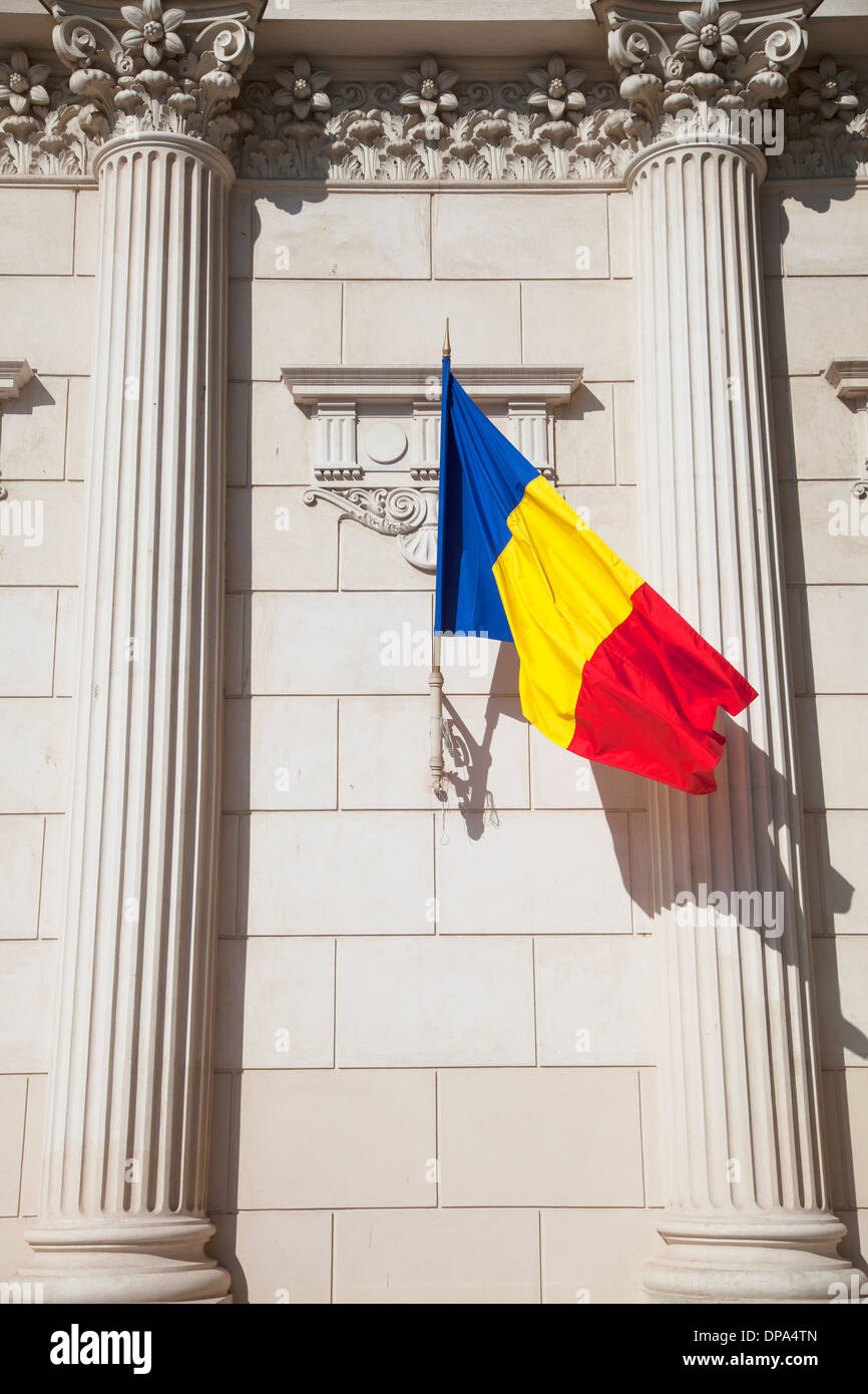Bandiera rumena sull'ateneo rumeno, Piata Revolutiei, Bucarest, Romania Foto Stock