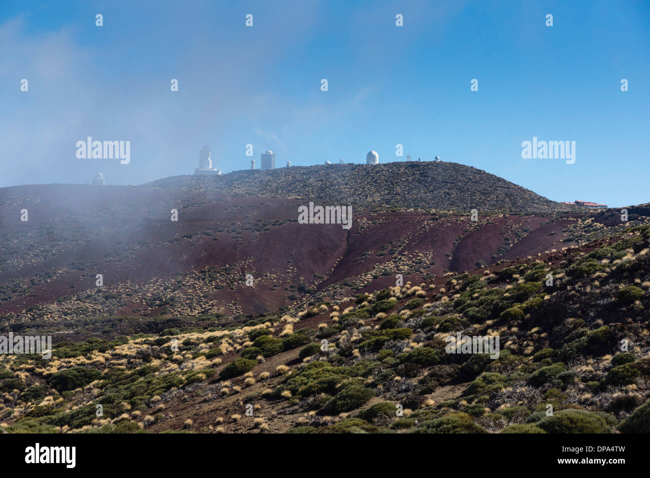 Tenerife, Isole Canarie - vista degli osservatori Izaña visto da Caramujo rocce. Foto Stock