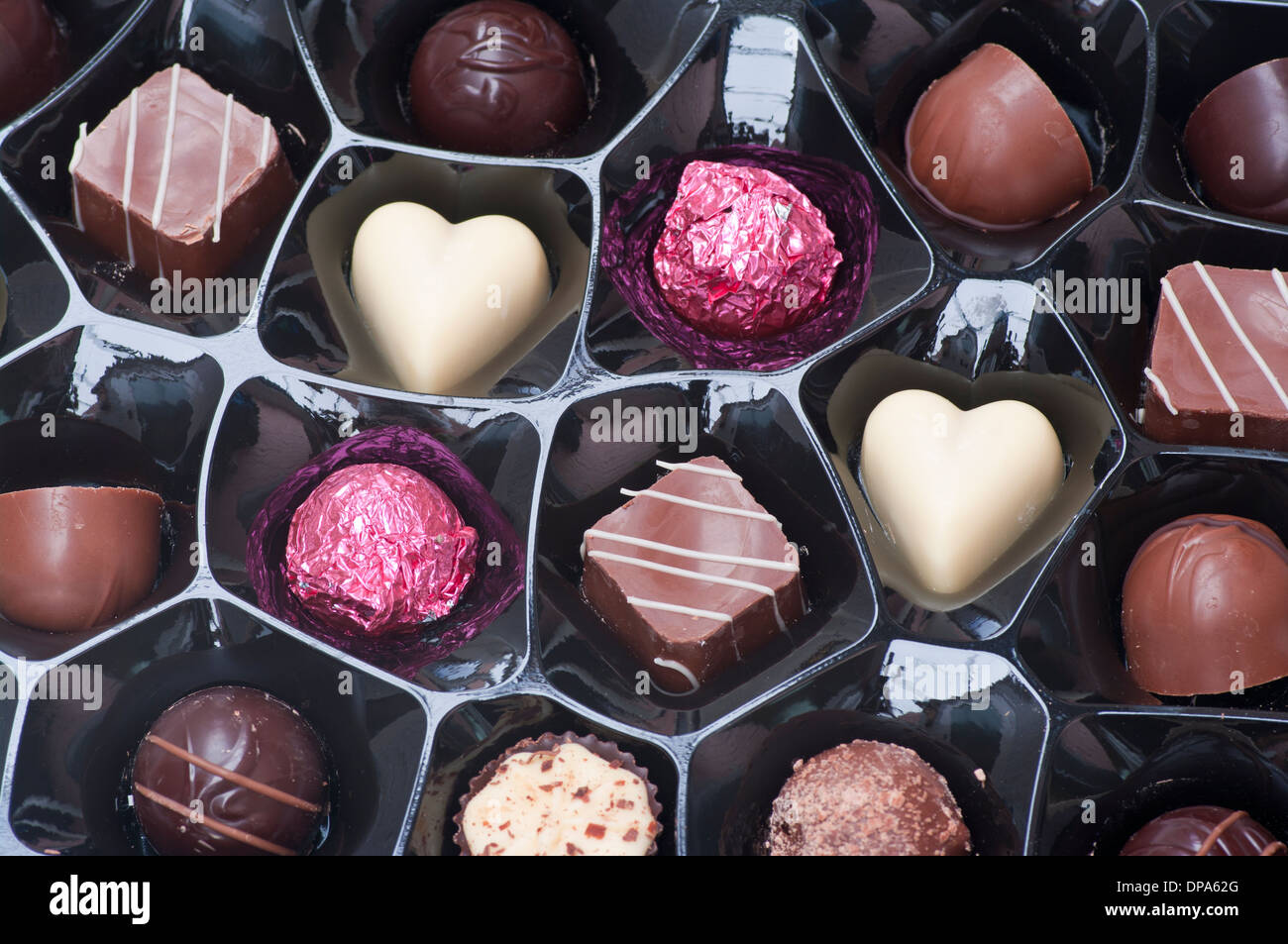 Aprire la scatola di cioccolatini Foto Stock
