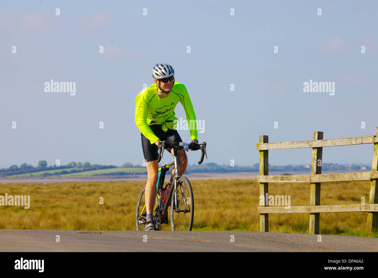 Ciclista maschio sul vallo di Adriano Route Burgh Marsh Cumbria Inghilterra England Regno Unito Gran Bretagna Foto Stock