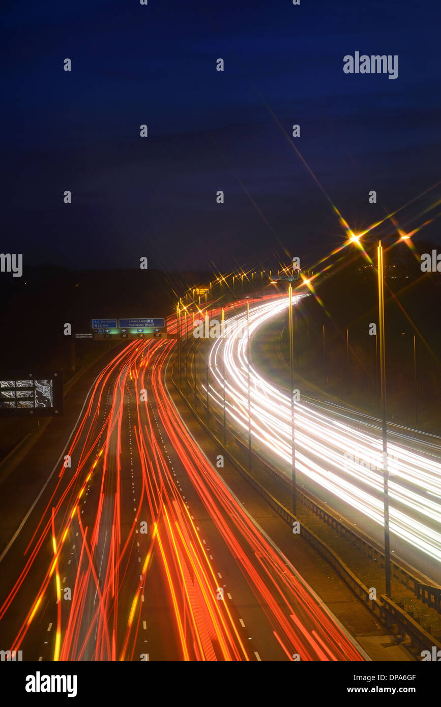 Faro di traffico percorsi di traffico sulla A1/M superstrada Leeds Yorkshire Regno Unito Foto Stock