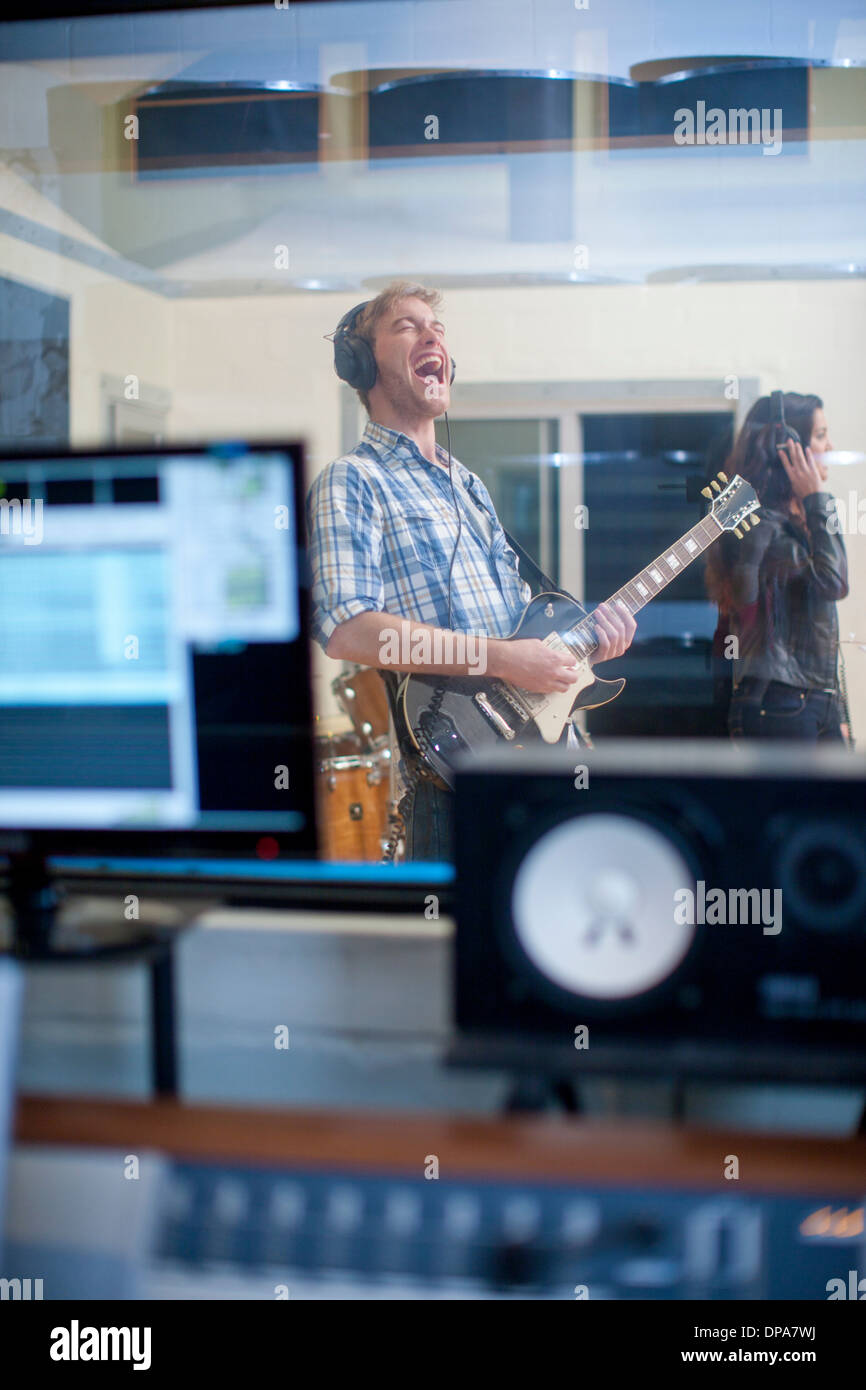 Giovani band che suona in studio Foto Stock
