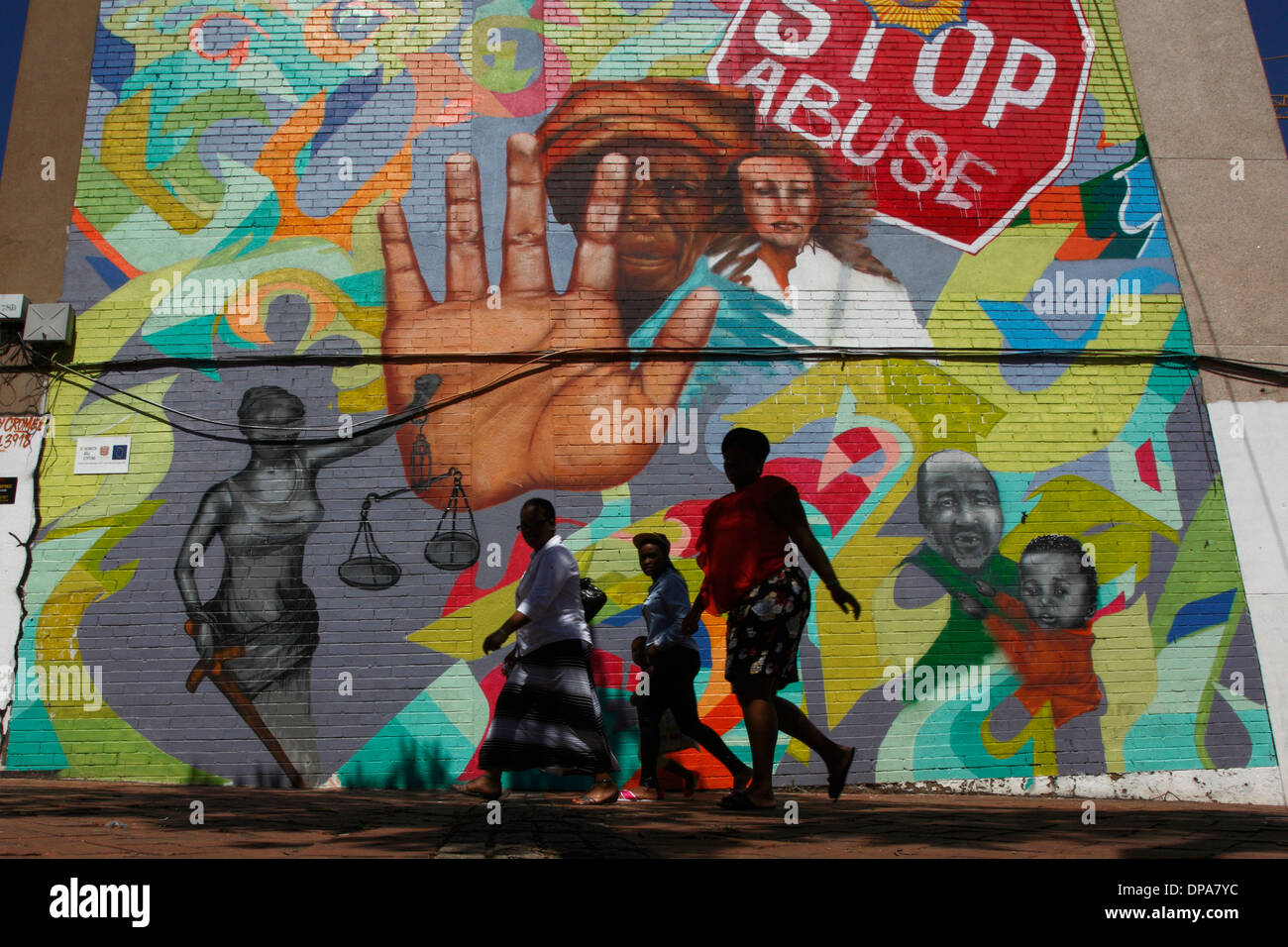 Abuso di arresto murale. Miriam Makeba street Newtown nel centro di Johannesburg in Sud Africa. Foto Stock