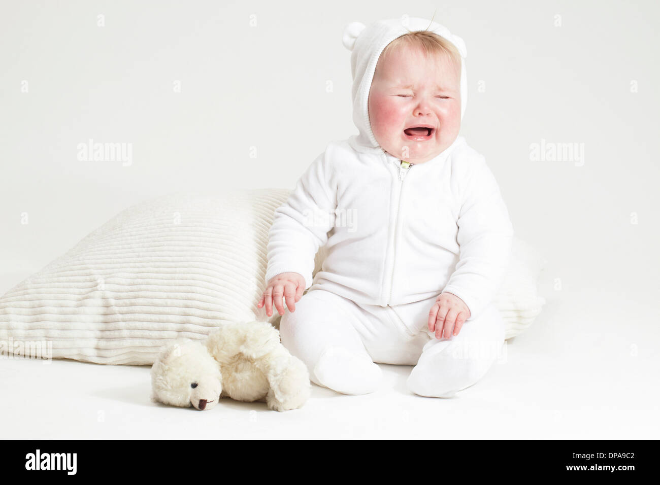Ritratto di piangere bambina e orsacchiotto Foto Stock