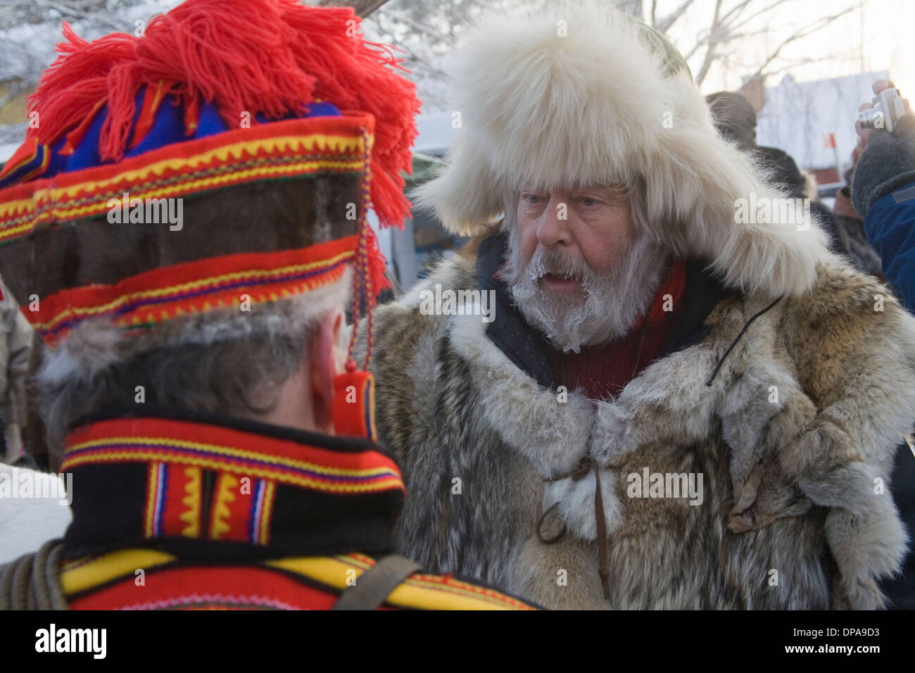 Due i lapponi in diversi abiti tradizionali Jokkmokk fair Laponia Svezia Foto Stock