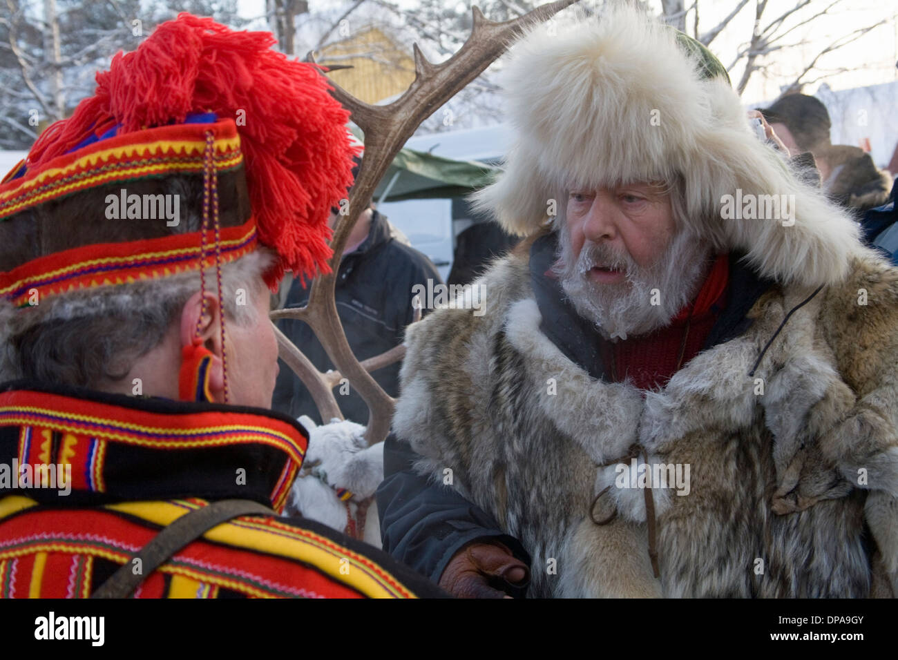 Due i lapponi in diversi abiti tradizionali Jokkmokk fair Laponia Svezia Foto Stock