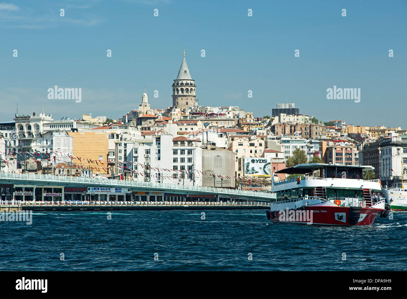 Nave sul Golden Horn vicino al Ponte di Galata, Torre Galata in background, Istanbul, Turchia Foto Stock