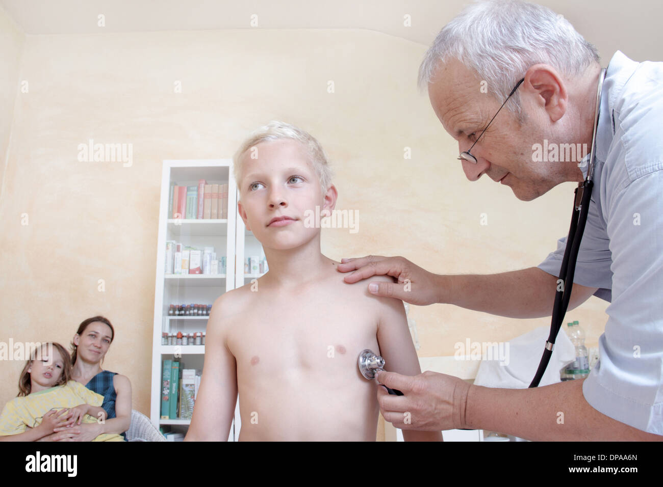 Ragazzo di essere esaminato dal medico con stetoscopio Foto Stock