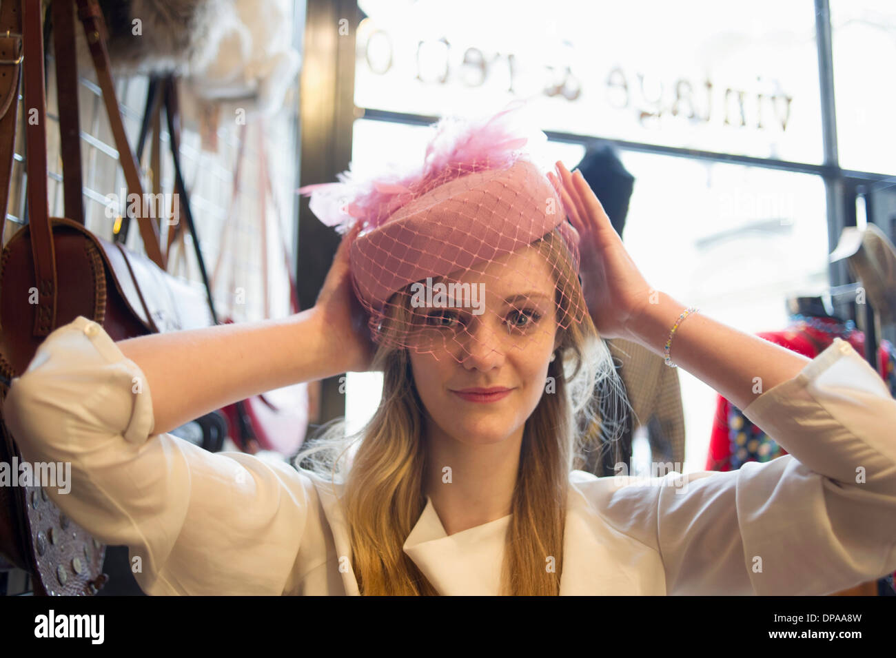 Donna cerca su vintage hat Foto Stock