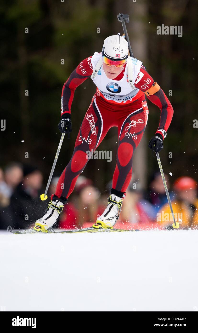 Ruhpolding in Germania. Decimo gen, 2014. La Norvegia è Tora Berger compete in campo femminile 15 km singolo presso la Coppa del Mondo di Biathlon di Chiemgau Arena a Ruhpolding, Germania, 10 gennaio 2014. Foto: SVEN HOPPE/dpa/Alamy Live News Foto Stock