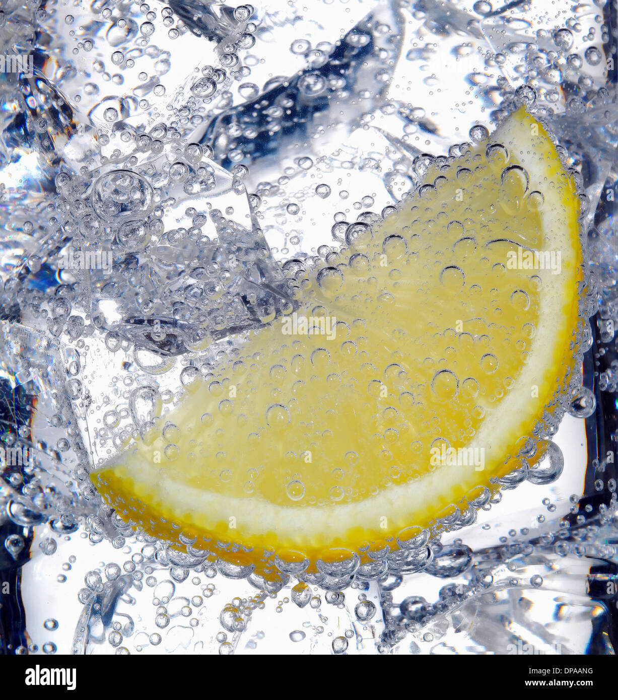 Frizzante succo di limone con cubetti di ghiaccio Foto Stock