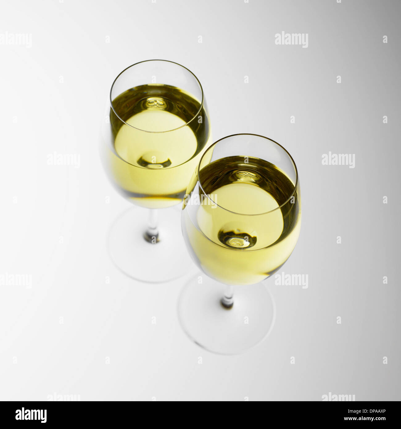 Due bicchieri di vino bianco Foto Stock