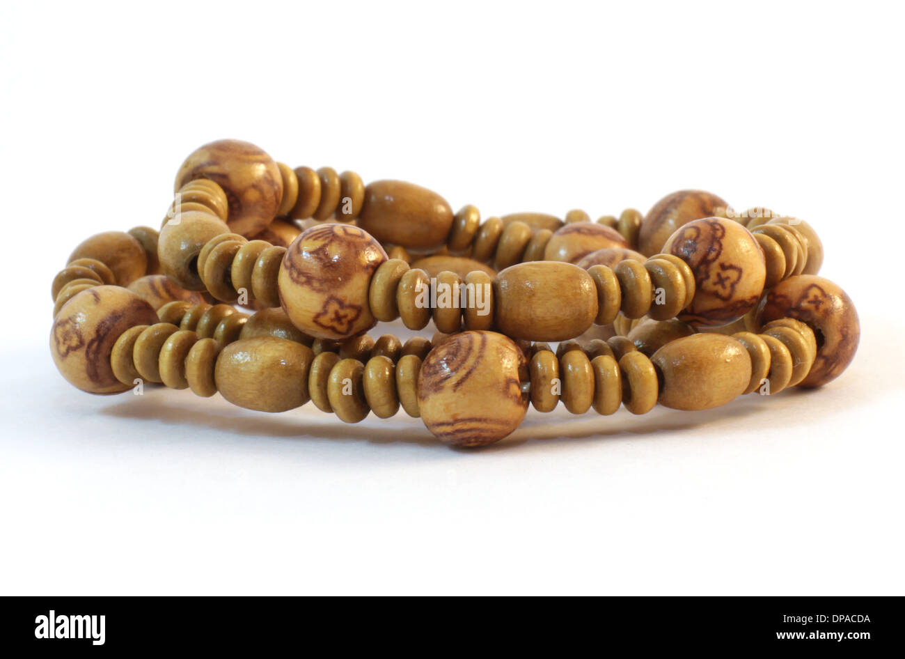 Beeds fatti a mano di legno su sfondo bianco Foto Stock