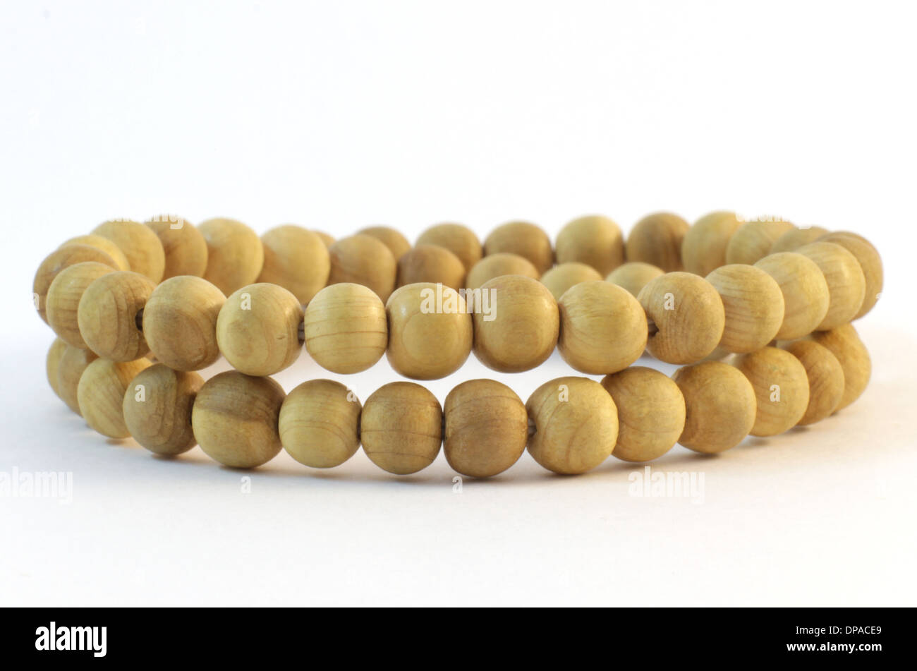 Beeds di legno su sfondo bianco Foto Stock