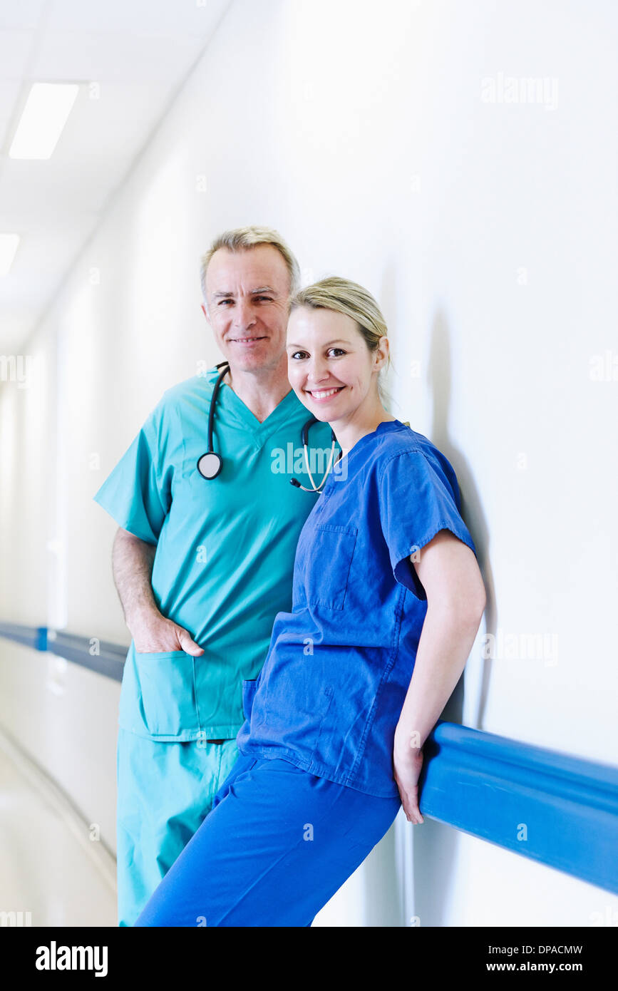 Medico chirurgo e medico in piedi in corridoio Foto Stock