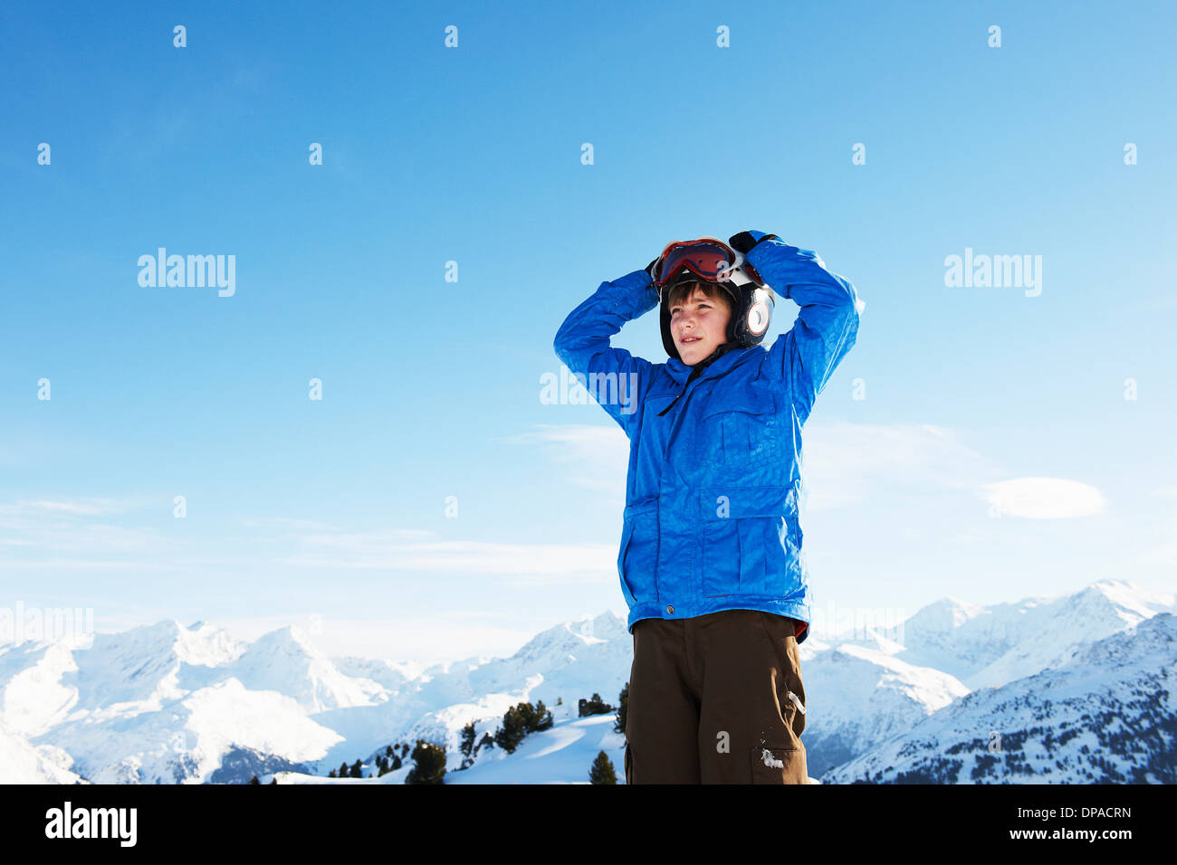 Ritratto di ragazzo con le mani sul capo, Les Arcs, Alta Savoia, Francia Foto Stock