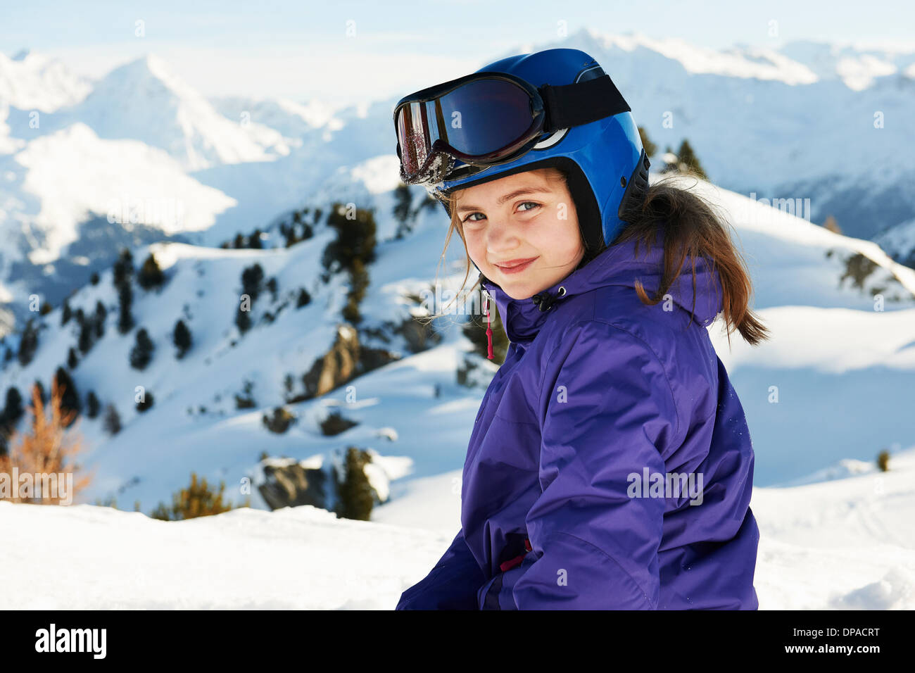 Ritratto di ragazza in attrezzatura da sci, Les Arcs, Alta Savoia, Francia Foto Stock
