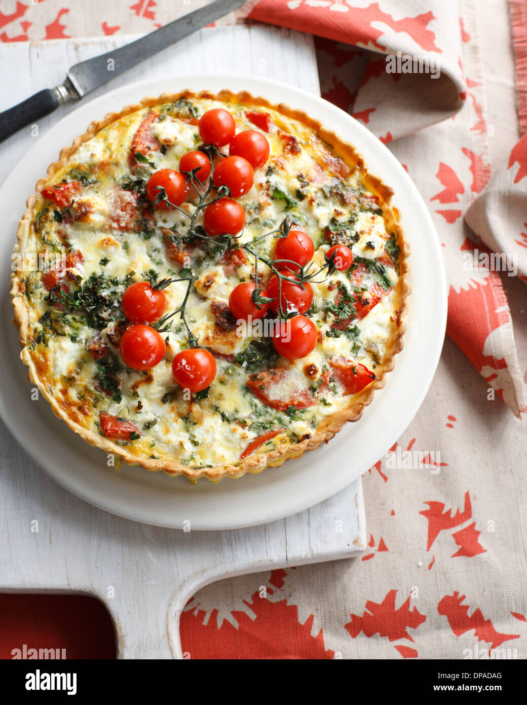 Pomodoro e pepe rosso crostata con guarnire Foto Stock