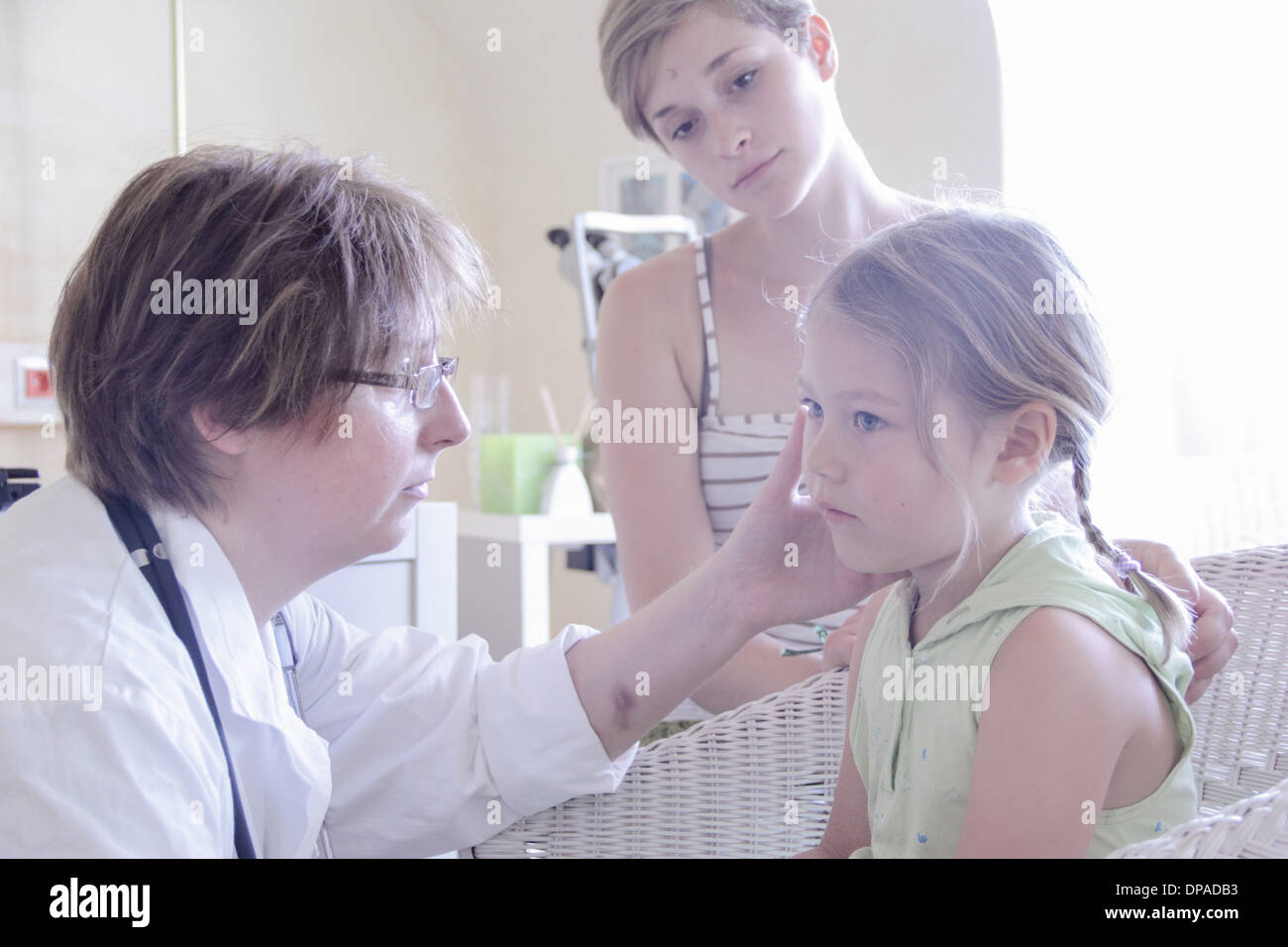 Esame medico ragazza madre guardando Foto Stock
