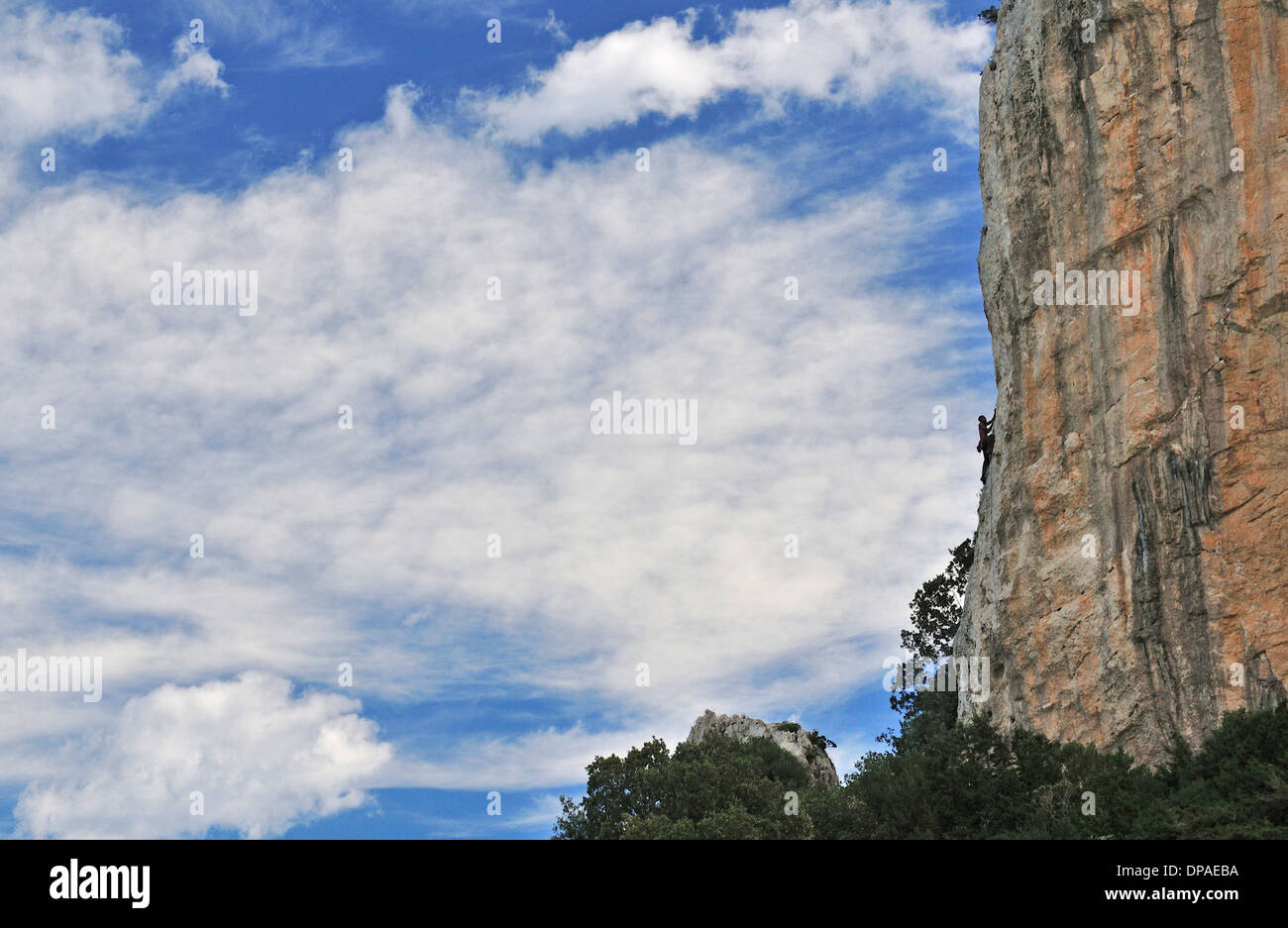 Free-scalatore si arrampica sulle rocce di Cala Luna, Cala Gonone, Dorgali, Sardegna, Italia, uno dei migliori spot per arrampicata. Foto Stock