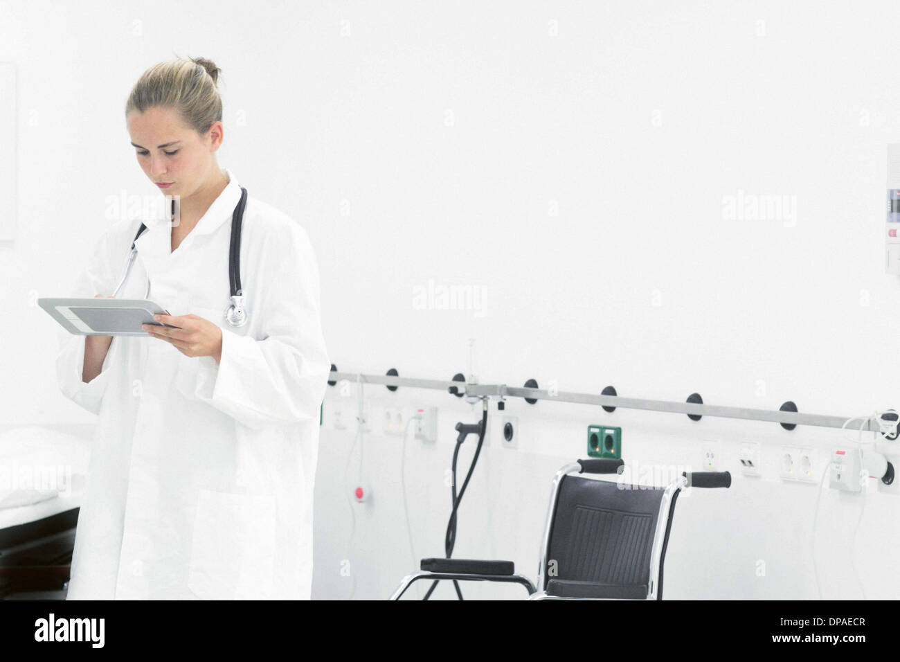Medico donna utilizzando tavoletta digitale Foto Stock
