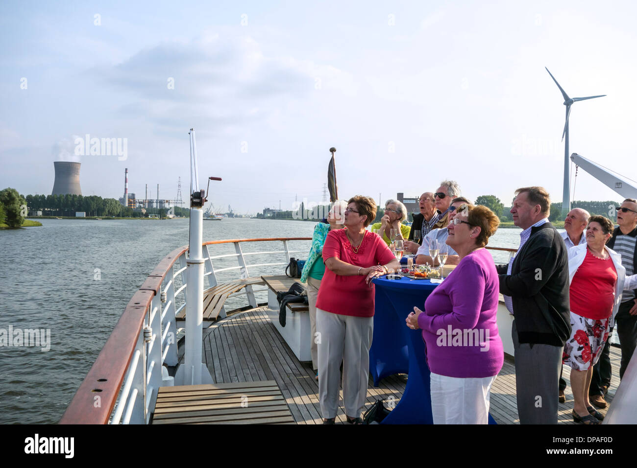 I visitatori a bordo di yacht Jacob Van Artevelde per visite turistiche guidate nel porto di Gand, Fiandre Orientali, Belgio Foto Stock