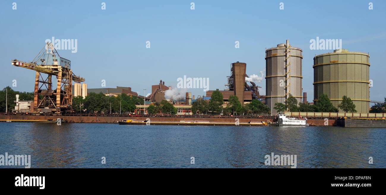 La gru a carroponte e chiatte ancorato in acciaierie di ArcelorMittal, primo produttore mondiale di acciaio, Gand porta, Fiandre, in Belgio Foto Stock