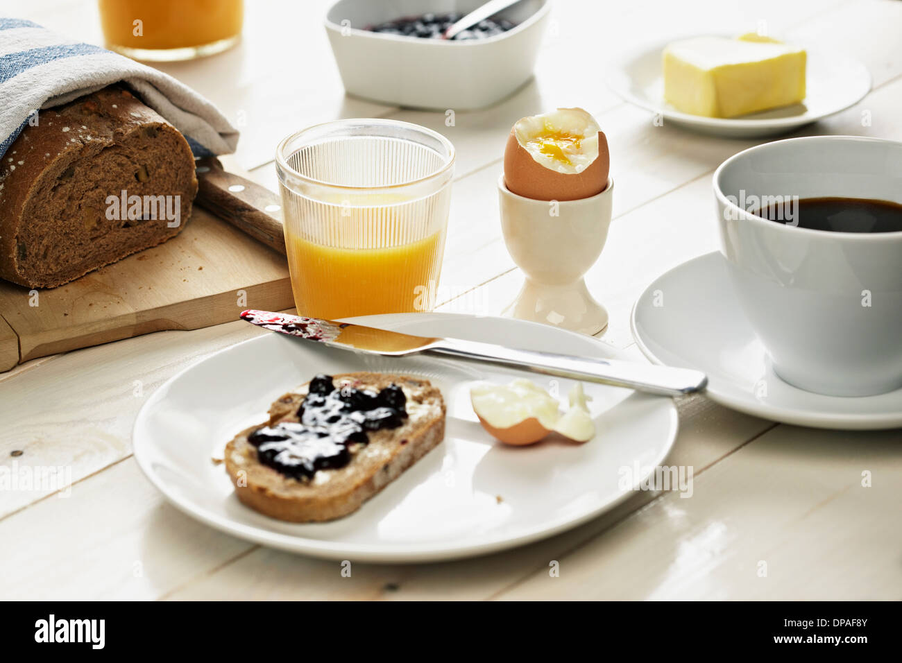 La prima colazione con pane tostato, uova, caffè e succo d'arancia Foto Stock
