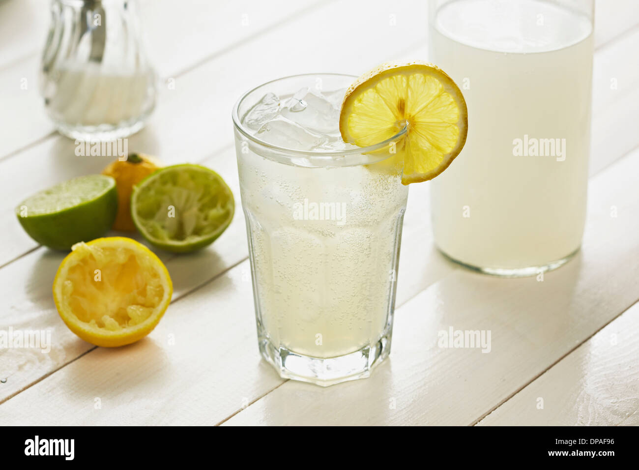 Bicchiere di limonata fatta in casa con fettina di limone Foto Stock