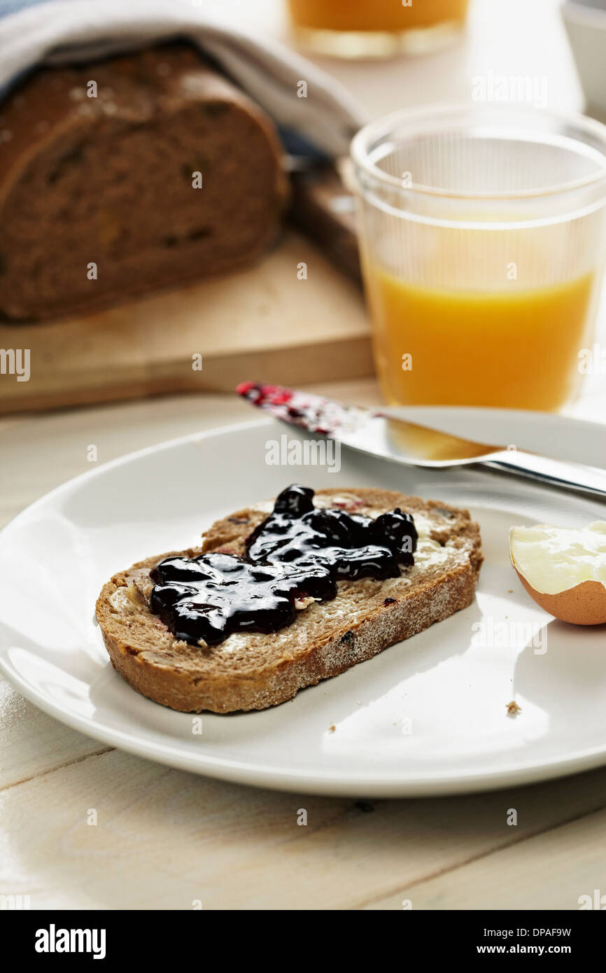 La prima colazione con toast e marmellata e succo di arancia Foto Stock