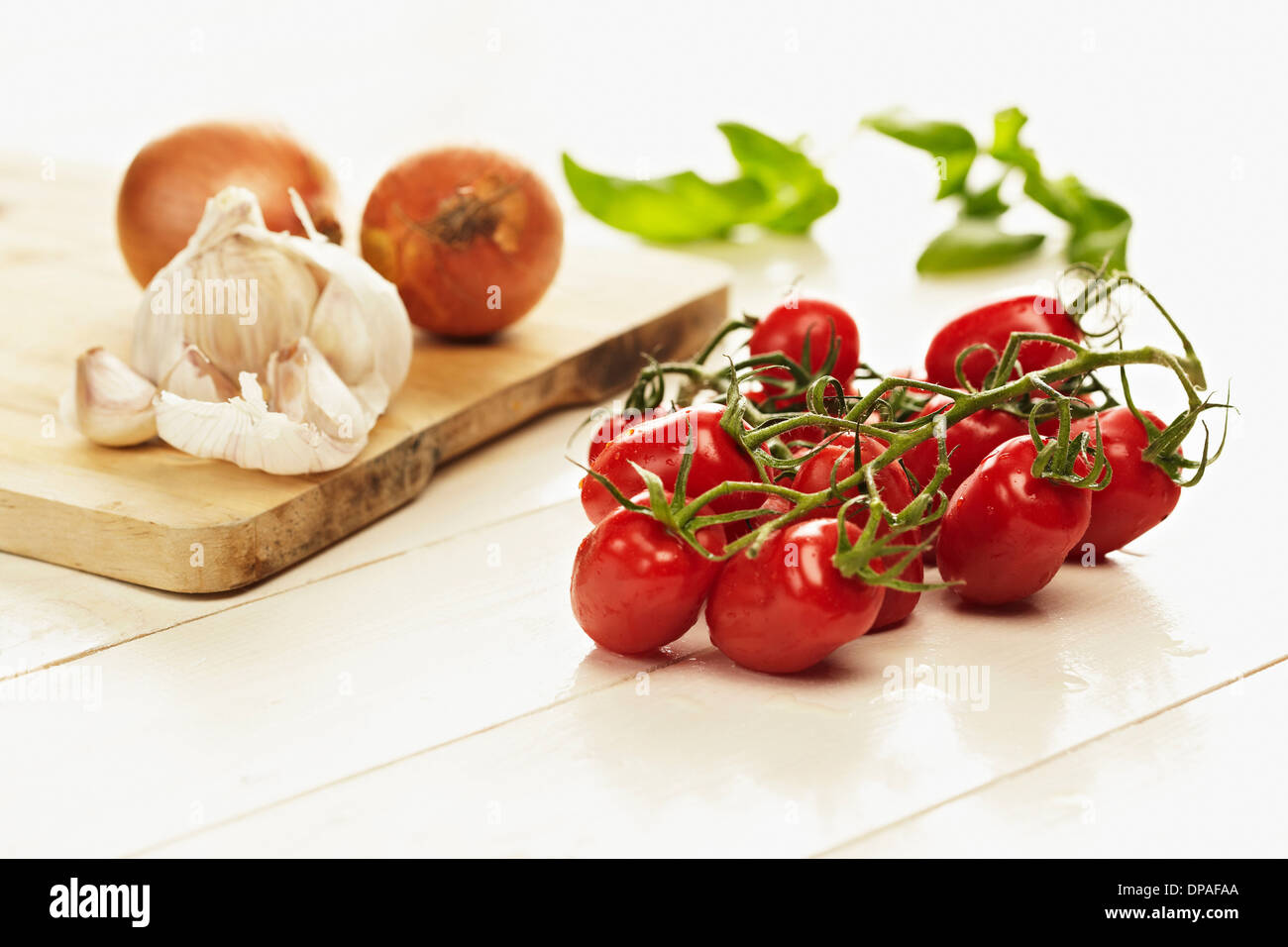 Pomodori ciliegini, aglio e cipolla still life Foto Stock