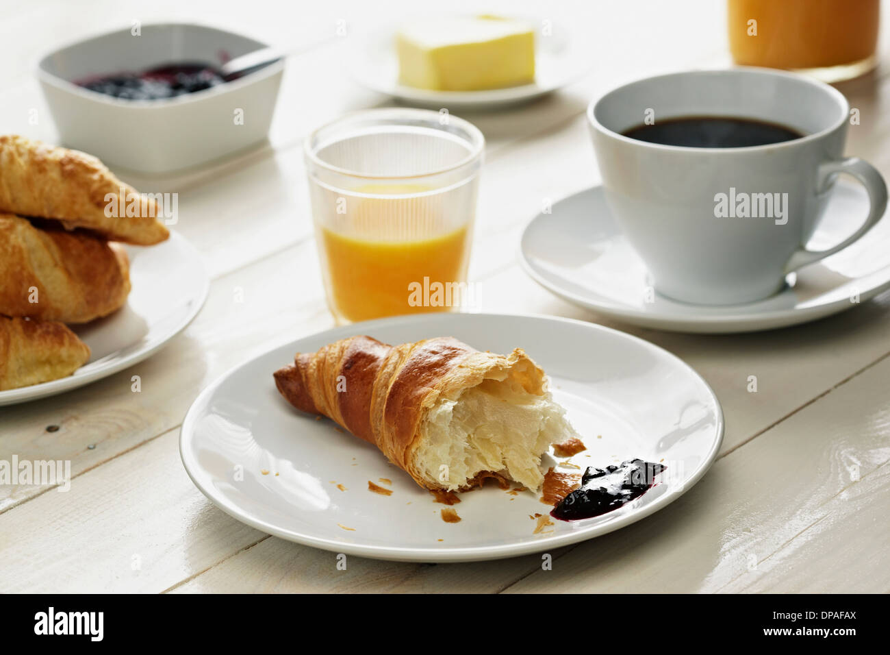 La prima colazione con croissant e caffè e succo d'arancia Foto Stock