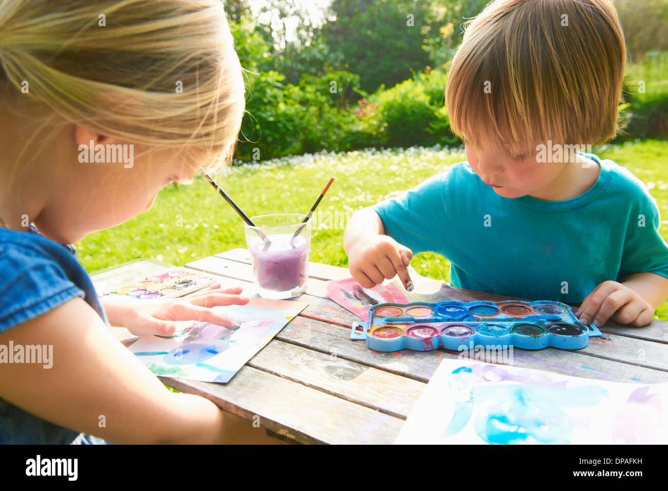 Fratello e Sorella di dito pittura in giardino Foto Stock